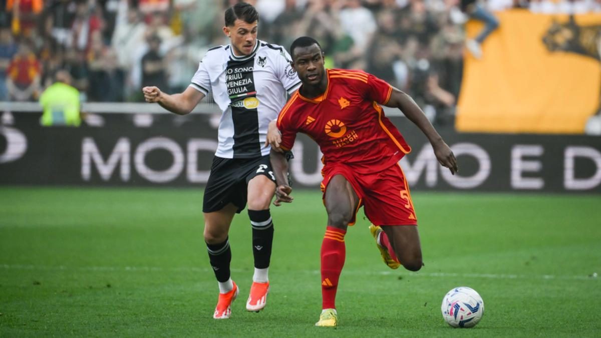 Evan Ndicka during a match with Roma
