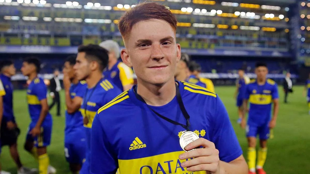 Valentín Barco celebrates a title won with Boca Juniors