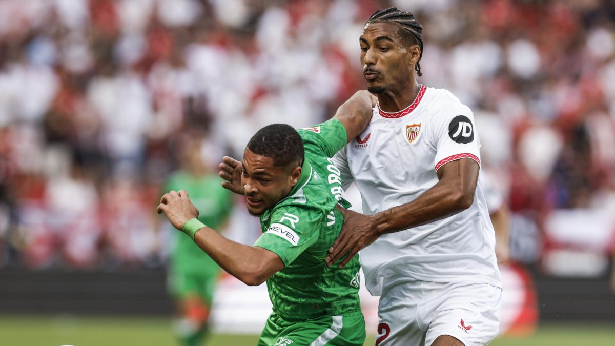 Loïc Badé during a Sevilla - Real Betis