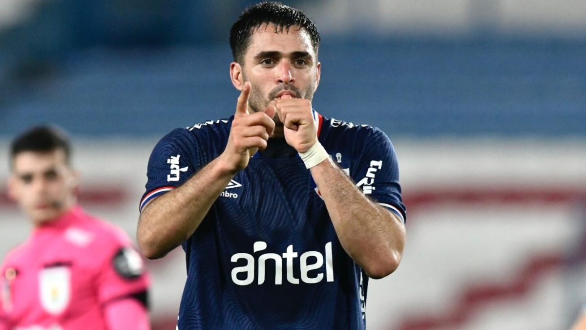 Maxi Gómez celebrates a goal scored with Nacional