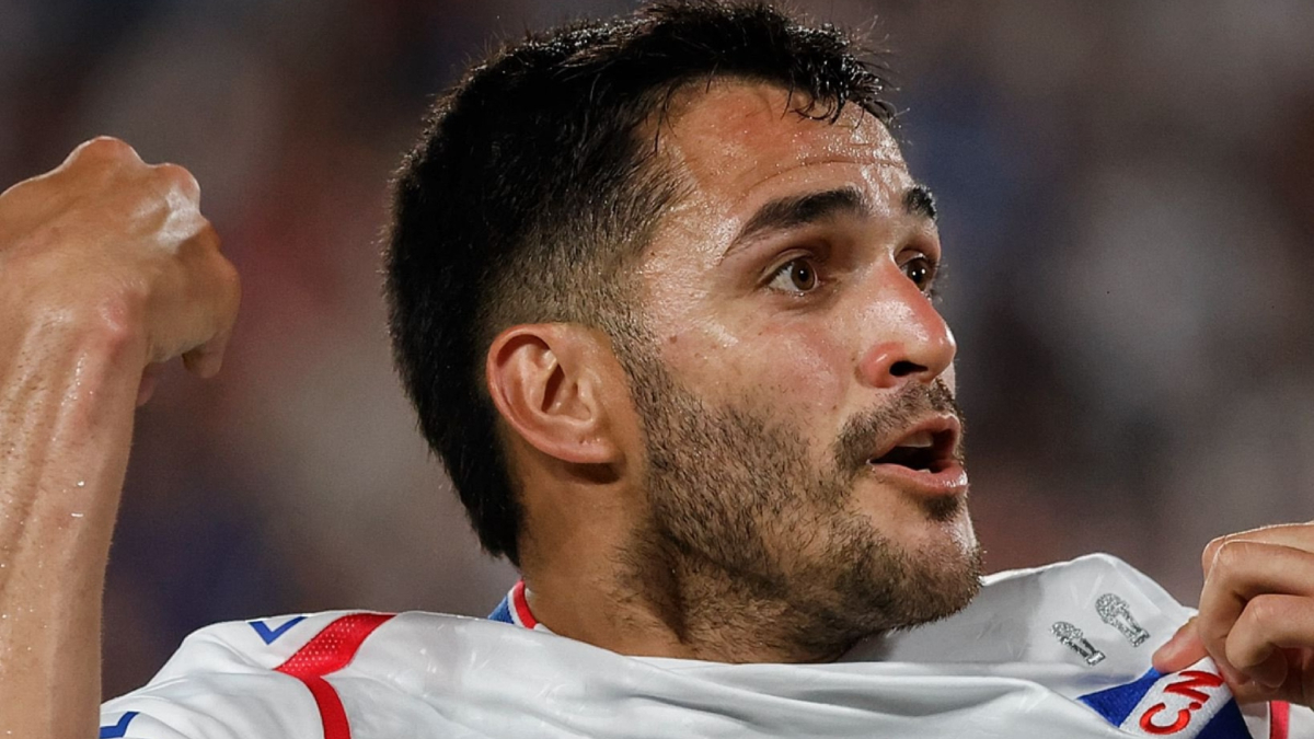 Maxi Gómez celebrates a goal scored with Nacional