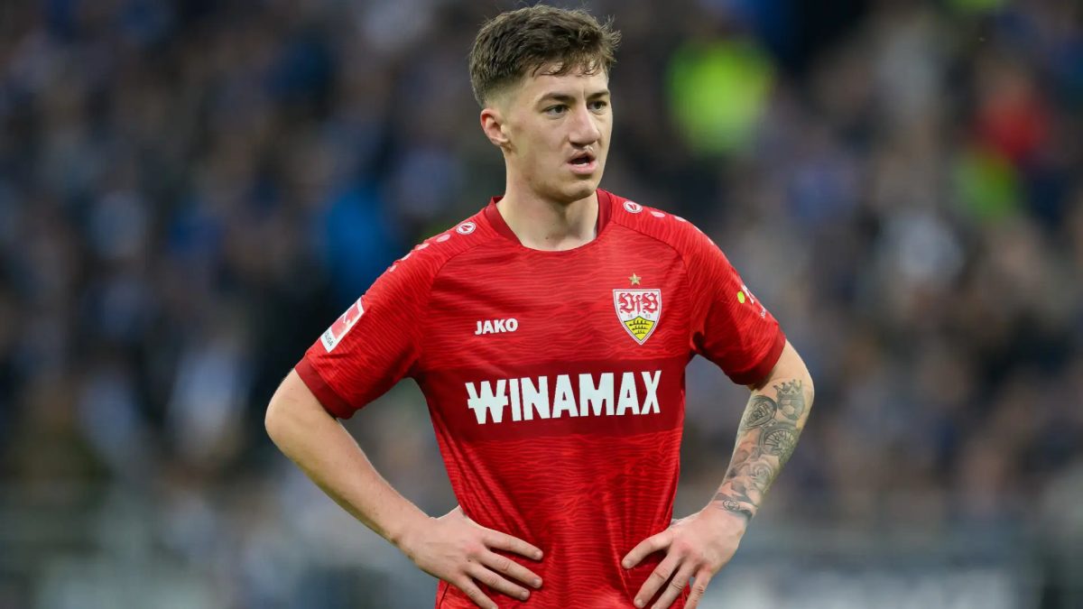 Angelo Stiller durante un partido con el Stuttgart