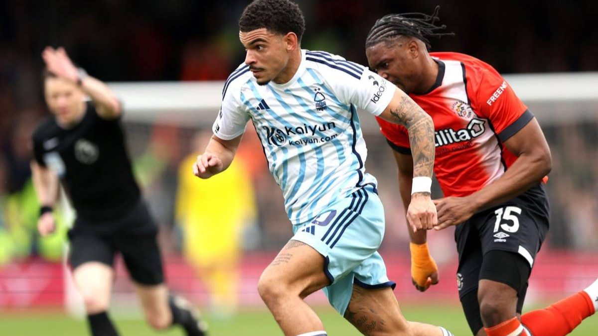 Morgan Gibbs-White durante un partido con el Nottingham Forest