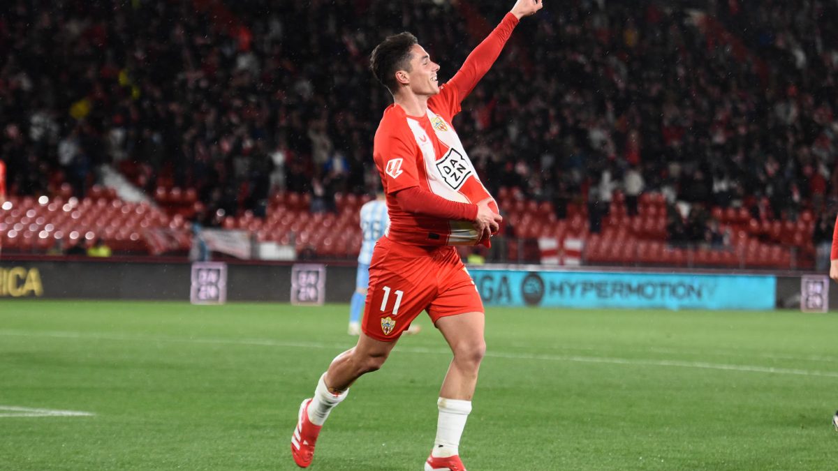 Sergio Arribas celebrates a goal scored with Almería