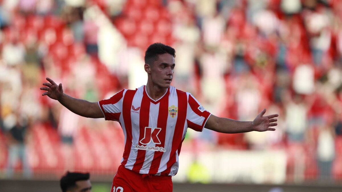 Sergio Arribas celebra un gol anotado con el Almería