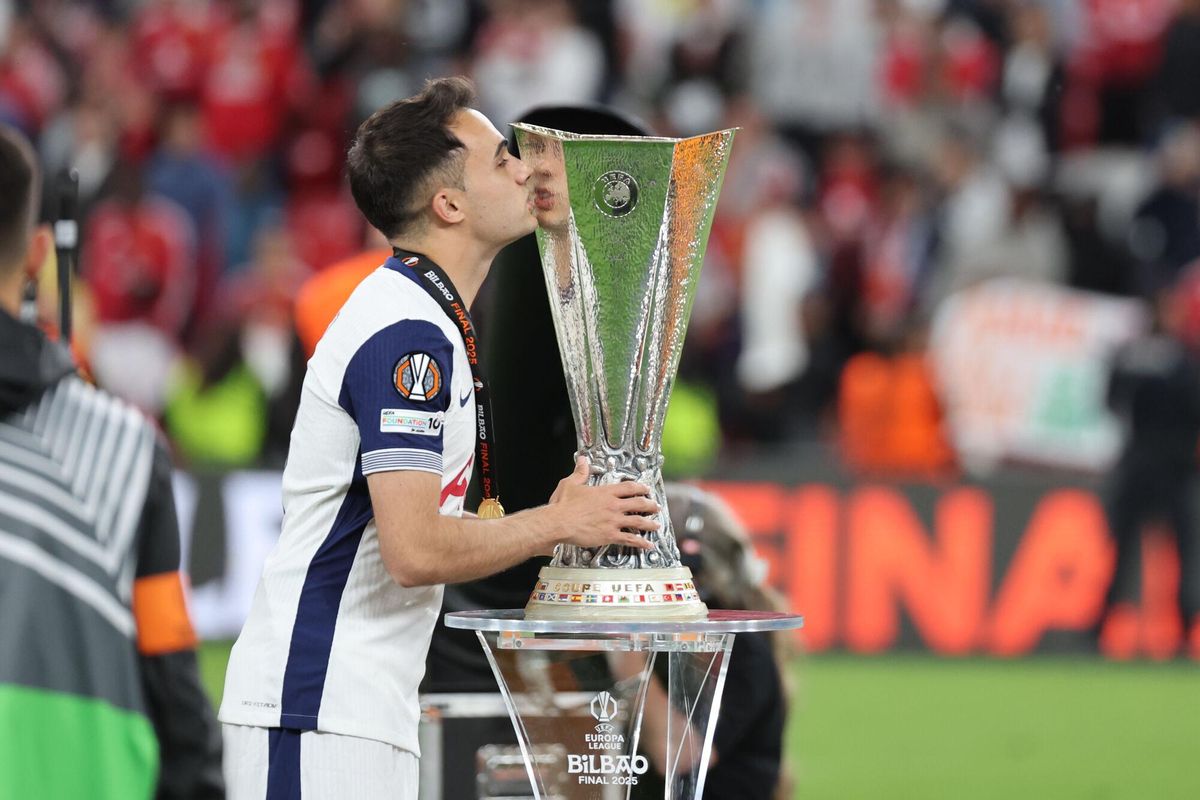 Sergio Reguilón kissing the UEFA Europa League trophy