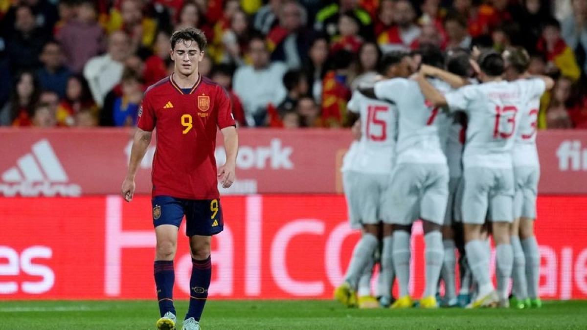 Gavi camina hacia el círculo central tras uno de los goles de la Selección de Suiza. Foto: Eurosport