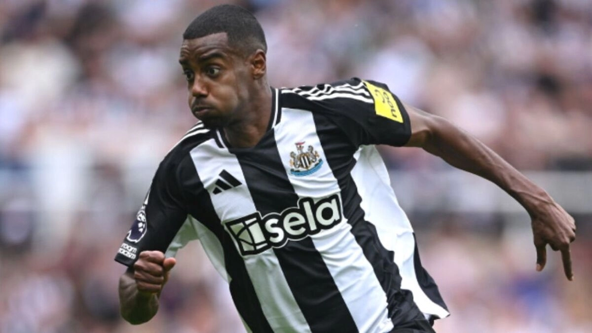 Alexander Isak, delantero del Newcastle que podría salir del club