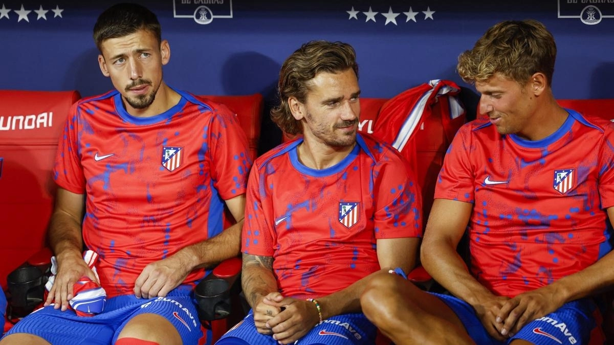 Lenglet junto a Griezmann y Llorente en el banquillo del Atlético de Madrid