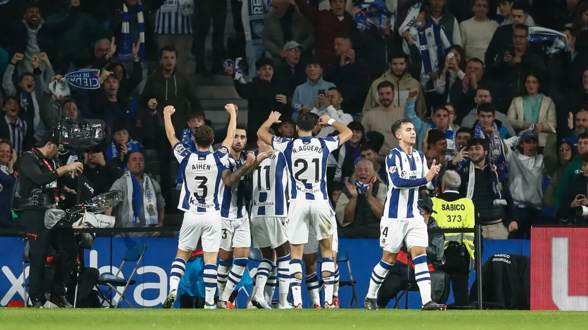 The players of Real Sociedad celebrate a goal.