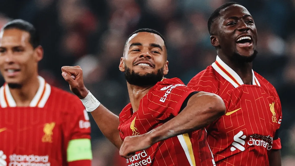 Los jugadores del Liverpool celebran un gol de Cody Gakpo