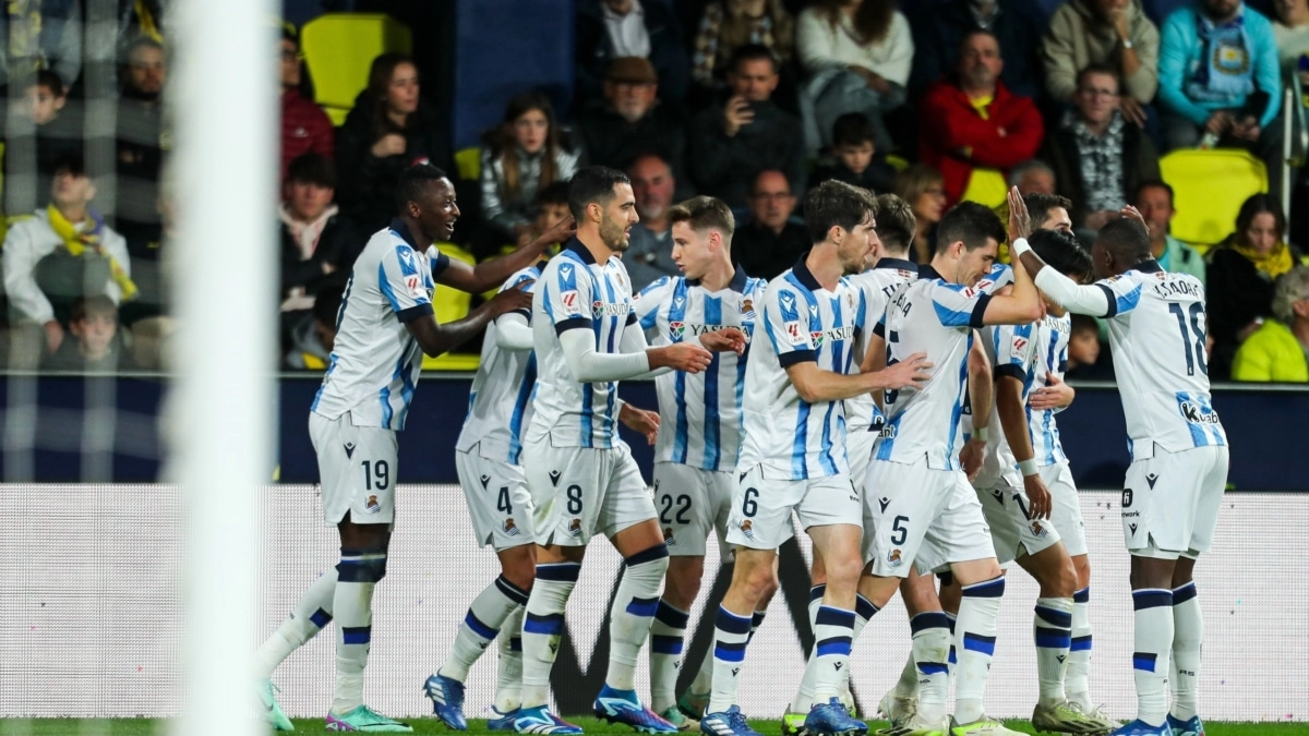 Los jugadores de la Real Sociedad celebran un gol