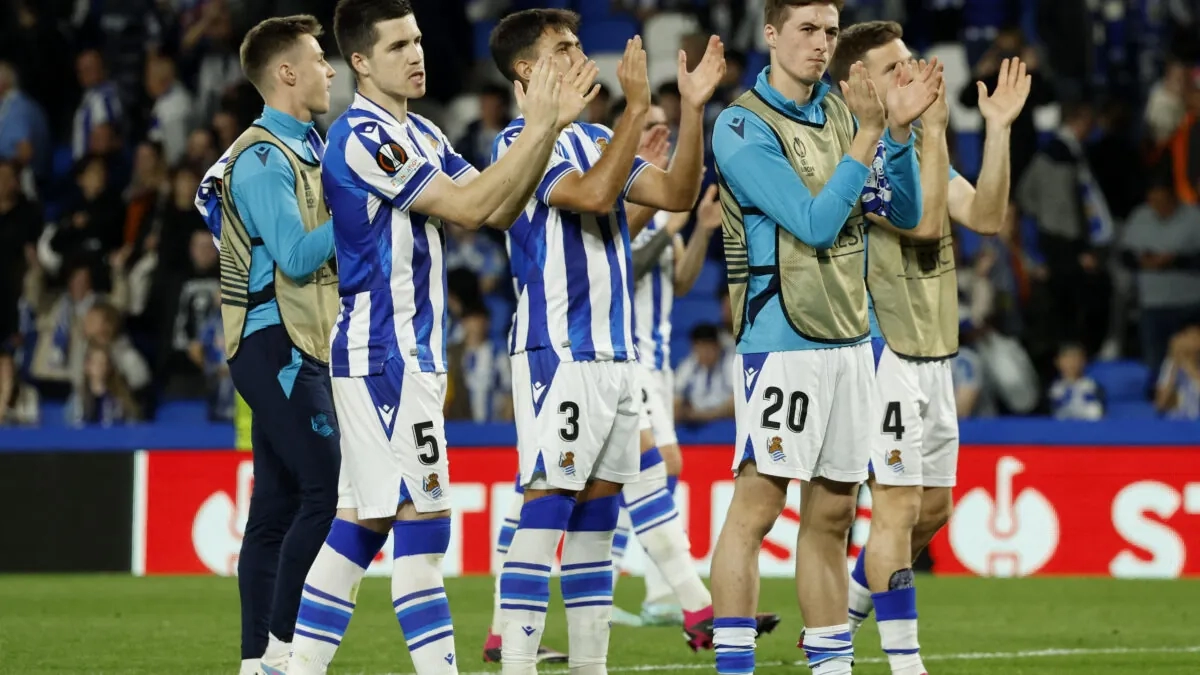 Los jugadores de la Real Sociedad aplauden a la afición