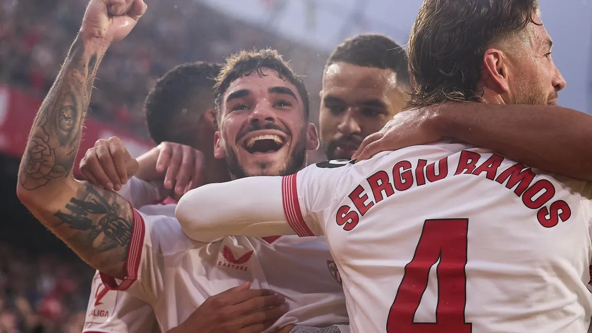 Los jugadores del Sevilla celebran un gol