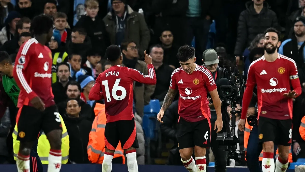 The players of Manchester United celebrate a goal.