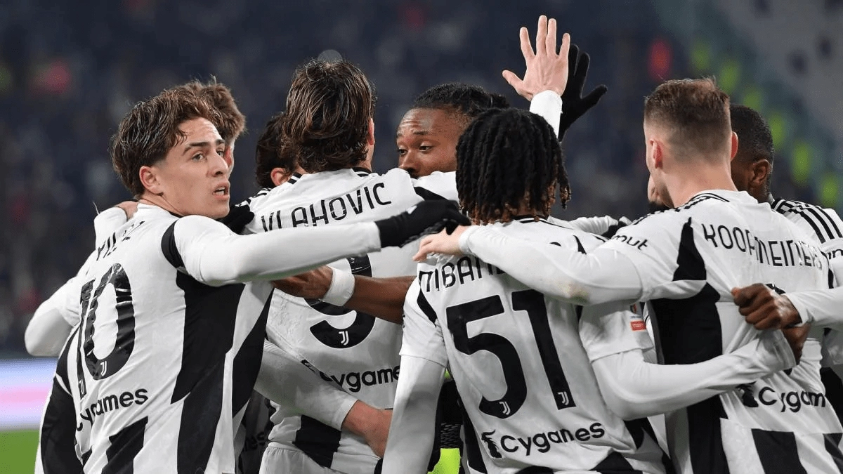 Los jugadores de la Juventus de Turín celebran un gol