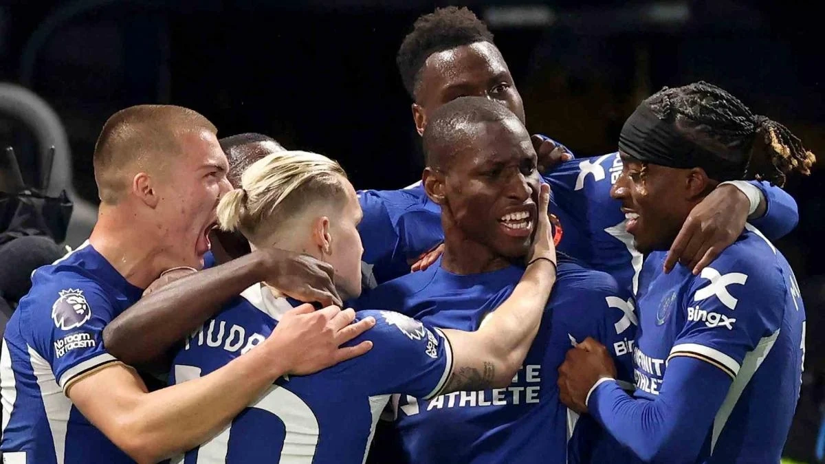 The Chelsea players celebrate a goal.