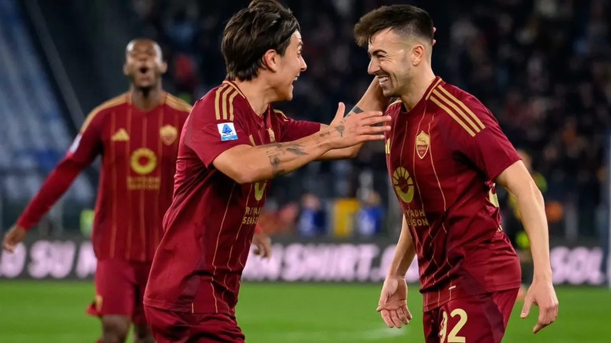 Los jugadores de la Roma celebran un gol