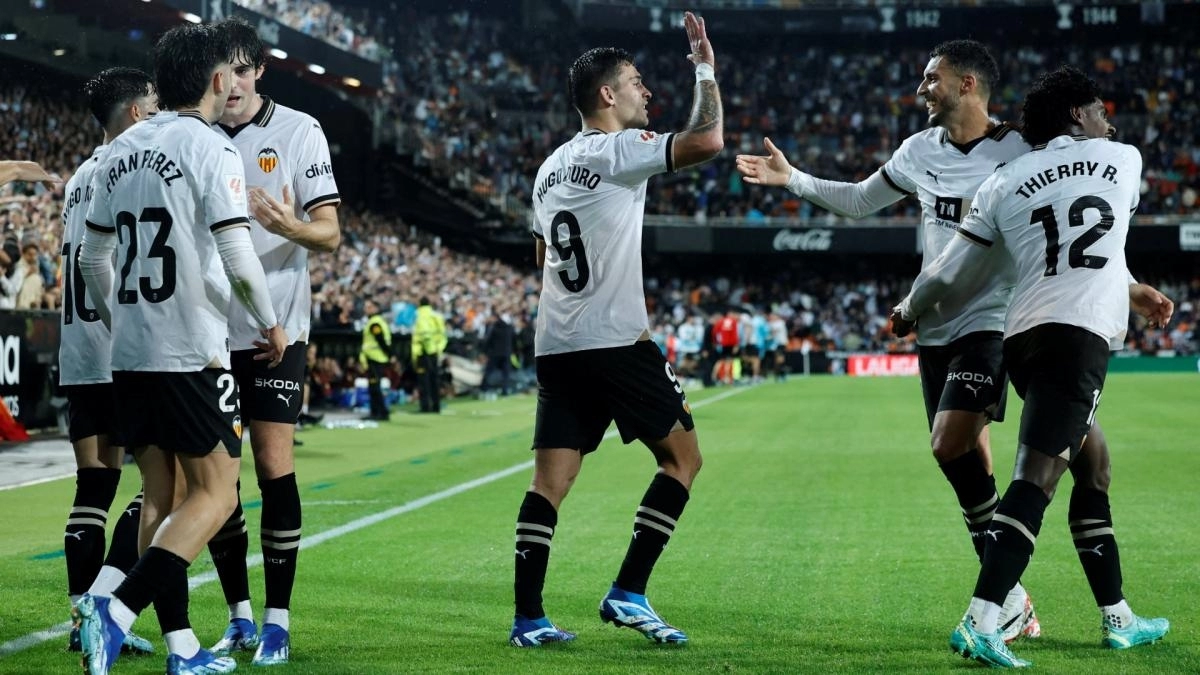 Los jugadores del Valencia celebran un gol