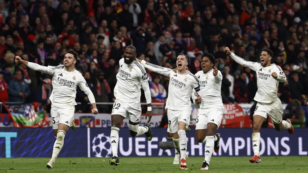 <p>The players of Real Madrid celebrate the pass against Atlético de Madrid</p>