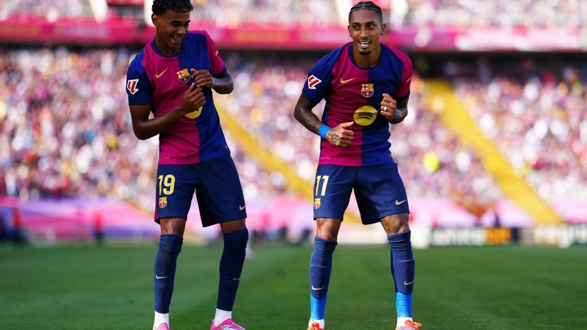 Raphinha celebra un gol del Barcelona junto a Lamine Yamal