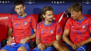 Lenglet alongside Griezmann and Llorente on the bench for Atlético de Madrid.