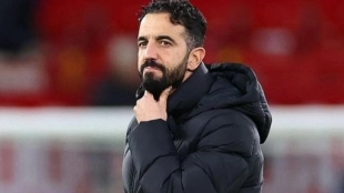 Amorim requests a left-back: Manchester United is considering 3 options.