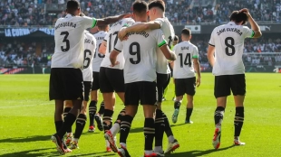 <p>The players of Valencia celebrate a goal</p>
