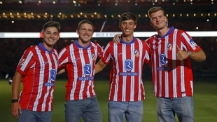 Varios jugadores del Atlético de Madrid posan en su presentación