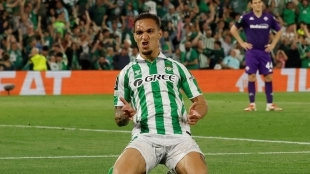 Antony celebrates a goal with Real Betis.