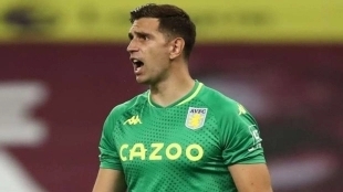 <p>Manchester United is going after Dibu Martínez's signing in January</p>