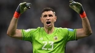 Aston Villa puts Emiliano Martínez up for sale.
