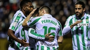 Los jugadores del Real Betis celebran un gol