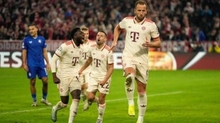 The soccer players of Bayern Munich celebrate a goal.
