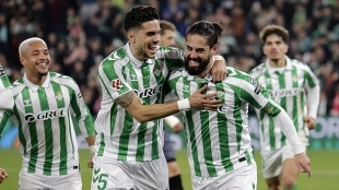 Marc Bartra e Isco Alarcón celebran un gol del Real Betis