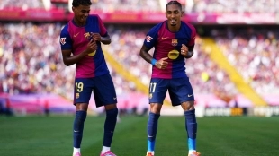 Raphinha celebra un gol del Barcelona junto a Lamine Yamal