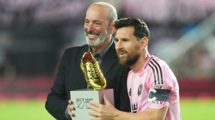 Leo Messi poses with the MLS Golden Boot.
