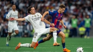 Fermín López and Álvaro Carreras during a Real Madrid - Barcelona