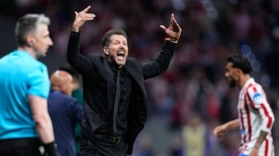 El Atlético de Madrid ha puesto sus ojos en Cristhian Mosquera, el imponente zaguero que actualmente milita en el Arsenal . Diego Pablo Simeone busca reconstruir una línea defensiva que sufrirá bajas de peso este verano, con las probables salidas de José María Giménez, Robin Le Normand y Clement Lenglet.  El defensor, internacional con España, ya tuvo acercamientos con la entidad madrileña en el pasado y ha dejado en manos de su agente cualquier movimiento futuro. Aunque el central llegó a Londres hace poco