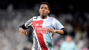 Myles Lewis-Skelly durante un calentamiento con el Arsenal