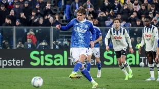 Nico Paz lanza un penalti con el Como