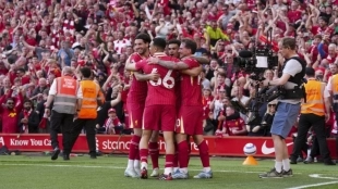 <p>The players of Liverpool celebrate a goal</p>